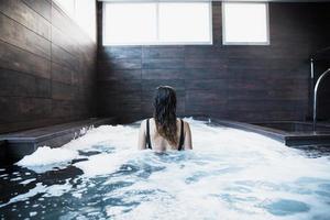 bain à remous relaxant femme photo