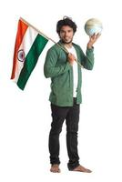 jeune homme avec drapeau indien ou tricolore avec globe terrestre sur fond blanc, fête de l'indépendance indienne, fête de la république indienne photo