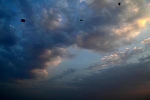 beau ciel coucher de soleil avec des nuages. ciel abstrait. photo