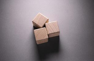 cubes de formes géométriques en bois photo