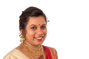Gros plan de la belle jeune fille traditionnelle indienne en sari sur fond blanc photo