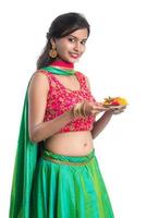 belle jeune fille indienne tenant pooja thali ou effectuant un culte sur fond blanc photo