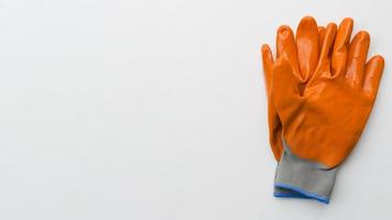 vue de dessus des gants de jardinage orange photo