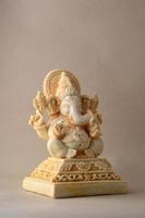 dieu hindou ganesha. idole de ganesha sur fond photo