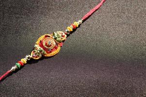 fond raksha bandhan avec un élégant rakhi. un bracelet indien traditionnel photo