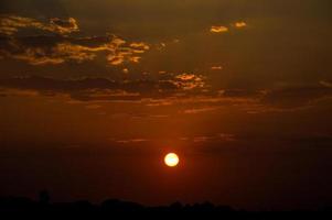 beau ciel coucher de soleil avec des nuages. ciel abstrait. photo