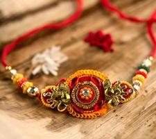 fond indien de raksha bandhan de festival avec un rakhi élégant, des grains de riz et du kumkum. un bracelet indien traditionnel qui est un symbole d'amour entre frères et sœurs. photo