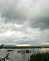 maison de cabane à poissons au milieu du lac limboto, gorontalo photo