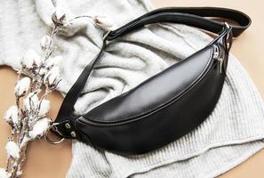 sac banane en cuir noir photo