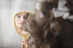 la fille se regarde dans le miroir. photo