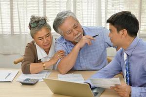 un couple de personnes âgées ayant des problèmes financiers a besoin de discuter de plans financiers avec un conseiller financier.