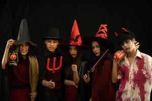 les jeunes asiatiques assistent à une fête d'halloween