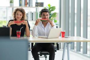 deux employés de bureau à la recherche d'attractions touristiques photo