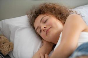 femme relaxante dans la chambre blanche de l'appartement photo