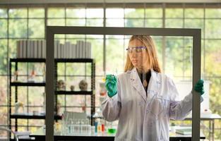 femmes scientifiques dans le laboratoire de chimie dans le laboratoire de sciences photo