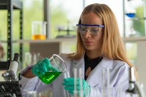 femmes scientifiques dans le laboratoire de chimie dans le laboratoire de sciences photo