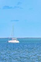 panorama paysage vue holbox island eau turquoise et bateaux mexique. photo