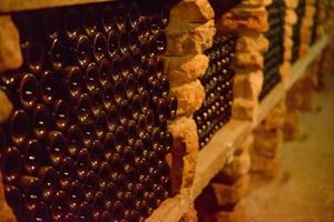 bouteilles de vin rouge dans une cave photo