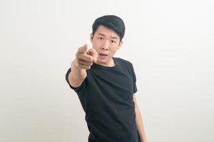 jeune homme asiatique au visage en colère et fou photo