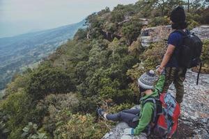 les femmes et les hommes amoureux asiatiques voyagent dans la nature. voyager se détendre. regarder la vue sur la montagne. sur une falaise sur la montagne. Thaïlande photo