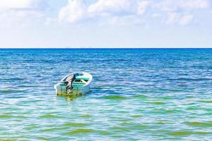 bateaux yachts à la plage tropicale mexicaine playa del carmen mexique. photo