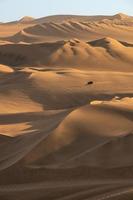 buggy sur les dunes de sable près d'ica, pérou. photo