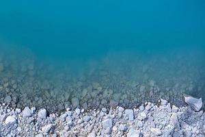vue aérienne de dessus du lac turquoise et des rochers abstrait à tekapo, nouvelle-zélande