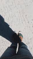 Selfie des pieds de l'homme portant des sandales sur une plage, processus vintage photo