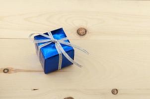 coffrets cadeaux sur un plancher en bois photo