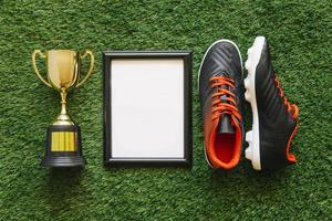 composition de football avec des chaussures de trophée de cadre