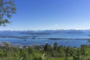 vue panoramique sur la montagne avec quelques îles dans le fjord à molde, norvège photo