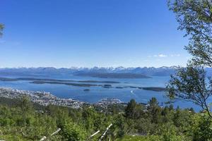 vue panoramique sur la montagne avec quelques îles dans le fjord à molde, norvège photo