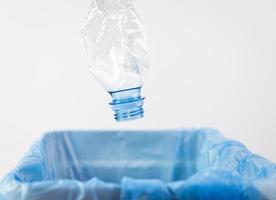 bouteilles en plastique sur fond blanc. tri des déchets. photo