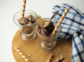 glace au chocolat dans des tasses photo