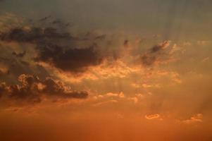 beau ciel coucher de soleil avec des nuages. ciel abstrait. photo