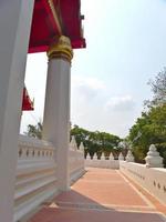 wihan phra mongkhon bophit à ayutthaya qui a été bien restauré à l'intérieur il y a une statue d'un grand bouddha président. nom phra mongkhon bophit. photo