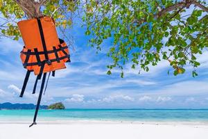 Gilet de sauvetage accroché à l'arbre sur la belle plage, krabi phuket thaïlande photo