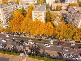 Vue aérienne de haut en bas des agents de police entourent une foule de manifestants agressifs dans la rue en protestation publique contre le gouvernement photo