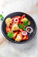 salade panzanella tomate, pain grillé séché fond alimentaire photo