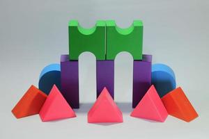 blocs de construction de jouets pour enfants uniques et colorés sur fond blanc isolé photo