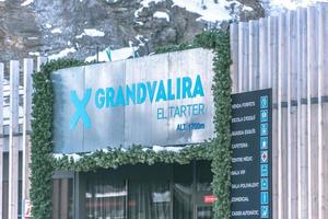 grandvalira, andorre. 11 décembre 2021 bâtiment principal à la station de ski de grandvalira à el tarter, andorre en période de covid19 en hiver 2021