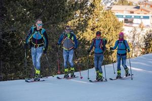 grandvalira, andorre. 2021 8 décembre . skieurs skiant dans une forêt par un matin ensoleillé de l'hiver 2021 photo