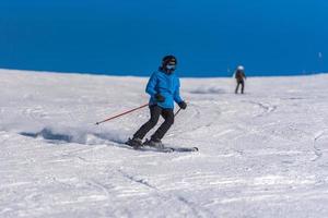 grandvalira, andorre. 11 décembre 2021 jeune femme skiant dans les pyrénées à la station de ski de grandvalira en andorre en temps de covid19