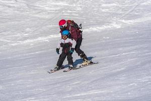 grandvalira, andorre. 11 décembre 2021 mère avec son enfant skiant dans les pyrénées à la station de ski de grandvalira en andorre en temps de covid19 photo