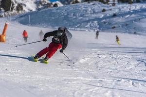 grandvalira, andorre. 11 décembre 2021 jeune homme skiant dans les pyrénées à la station de ski de grandvalira en andorre en temps de covid19