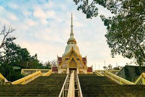 belle architecture au temple de khao takiab, hua hin photo