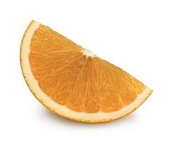 tranche d'orange isolé sur fond blanc avec un tracé de détourage. tranche d'une demi-orange. photo