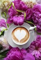 fleurs de pivoine rose et tasse de café