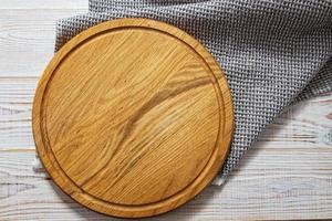 planche de bois maquette et vue de dessus de serviette grise sur table en bois