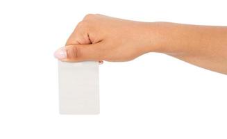 main noire tenir une carte de visite vierge, un bras féminin tenir papercard isolé sur fond blanc, vierge photo